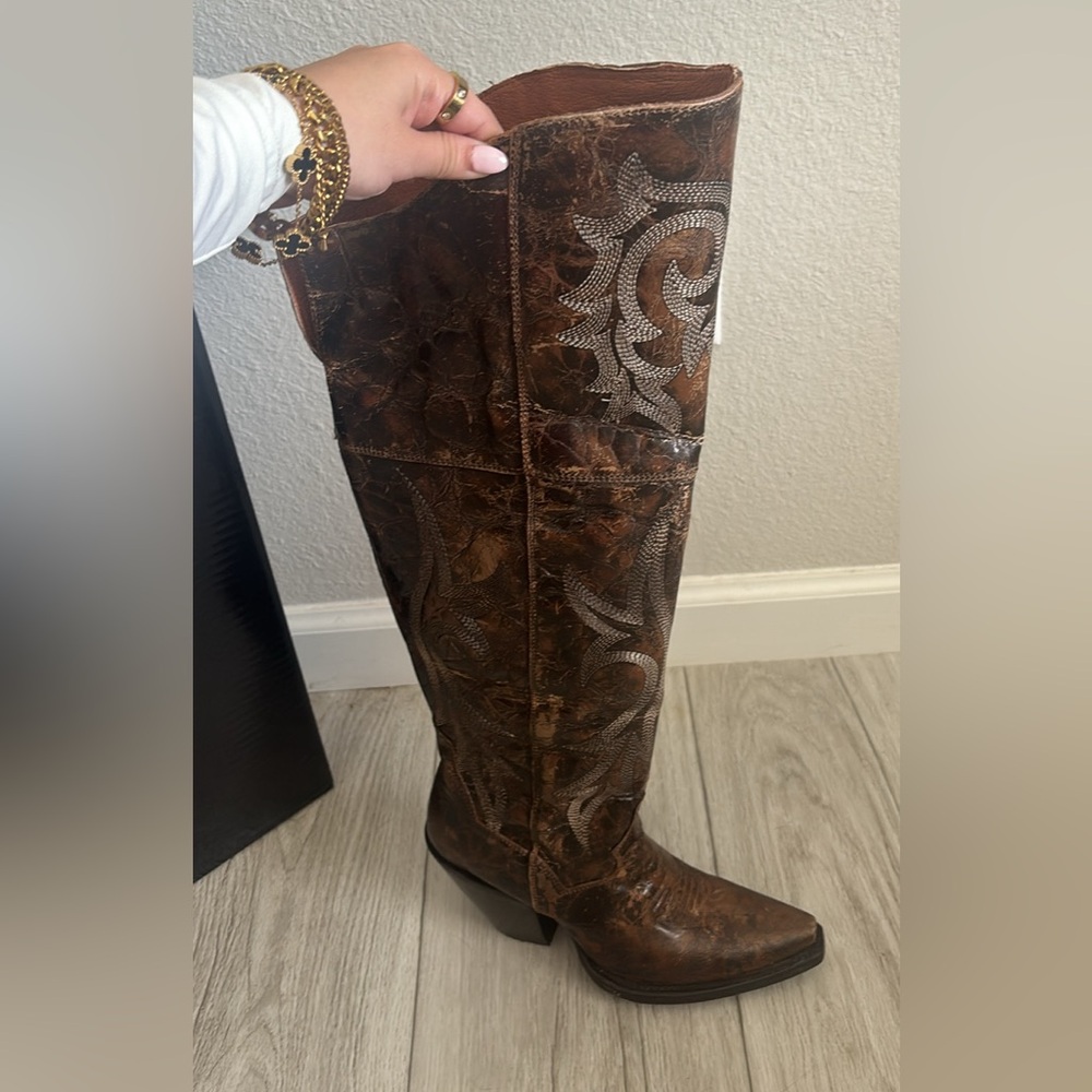 Selling my Dan post boots brand new